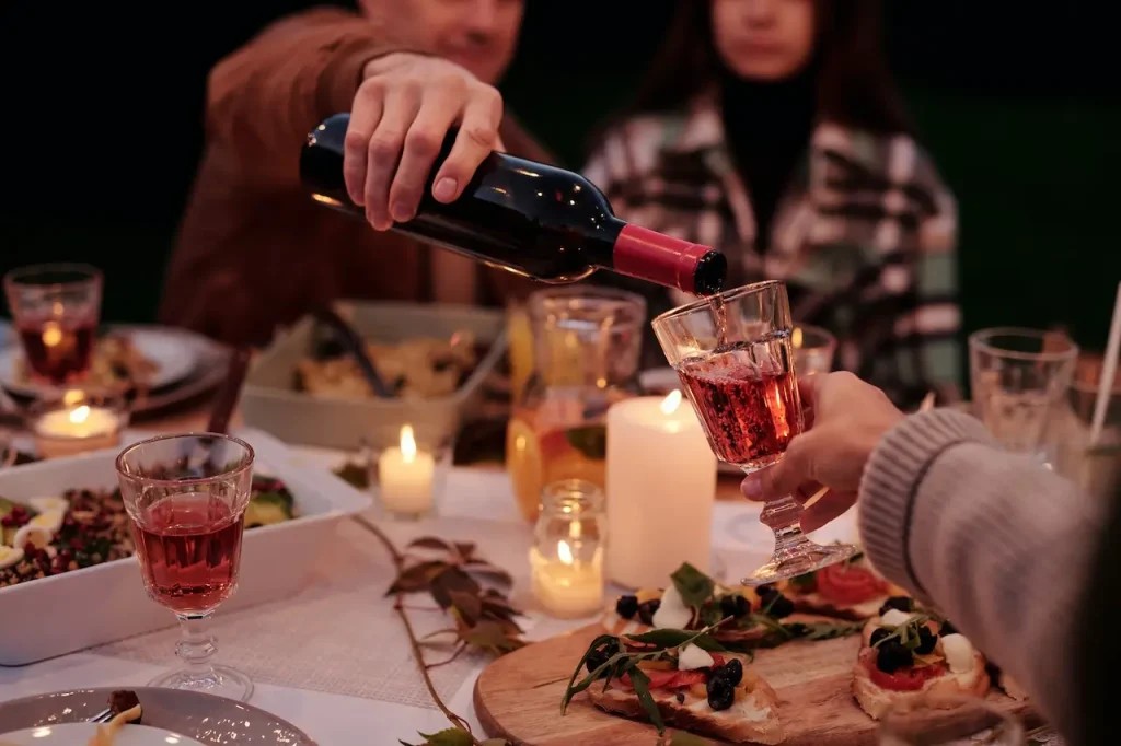 Intim förlovningsfest hemma med dämpad belysning och nära vänner