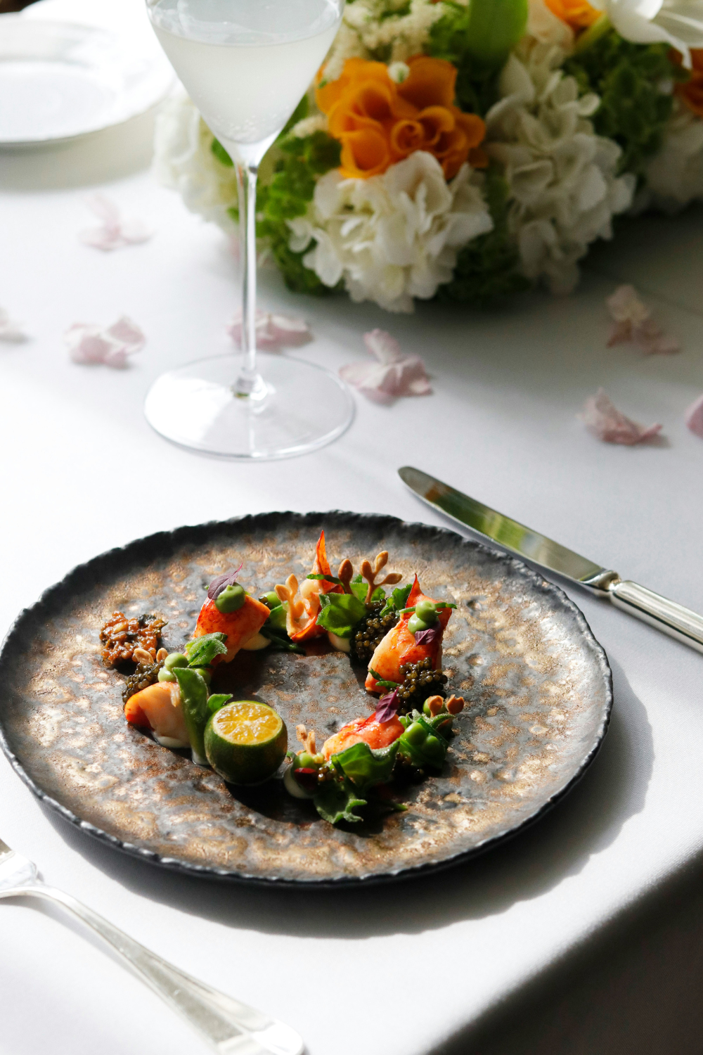 Elegant bröllopsinspiration med mat och blommor
